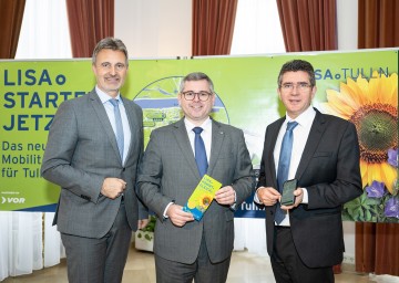 (v.l.n.r.) VOR-Geschäftsführer Wolfgang Schroll, Mobilitätslandesrat Ludwig Schleritzko und Tullns Bürgermeister Peter Eisenschenk bei der Pressekonferenz zum Betriebsstart des Mobilitätsprojektes „LISA.Tulln“.