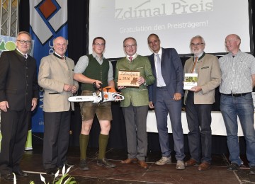 Als bester Forstwirtschaftsmeister wurde Martin Bläumauer (3.v.l.) mit dem \"Zdimal Preis\" ausgezeichnet.
