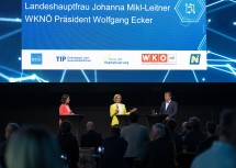 Landeshauptfrau Johanna Mikl-Leitner am Podium mit Moderatorin Cornelia Ertl und WK-Präsident Wolfgang Ecker.
