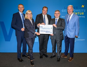 Foto v.l.n.r: NÖ LGA Vorstand Alfred Zens, Gesundheit Thermenregion Geschäftsführerin Silvia Bodi, DPU-Direktor Robert Wagner, Landesrat Ludwig Schleritzko, Bürgermeister von Wiener Neustadt Klaus Schneeberger.