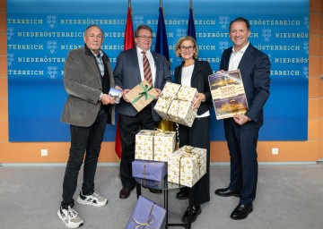 (v.l.n.r.) Kurt Ostermeier (Veranstalter des Wachauer Advent, LOCO Veranstaltungs GmbH), Johann Riesenhuber (Bürgermeister Dürnstein), Landeshauptfrau Johanna Mikl-Leitner und Bernhard Schröder (Donau Niederösterreich Tourismus GmbH).