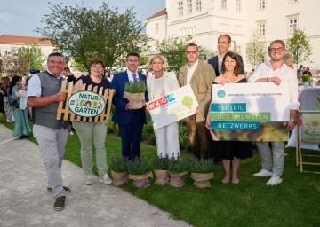 Reinhard Kittenberger (Kittenberger Erlebnisgärten), „Natur im Garten“ Geschäftsführerin Christa Lackner, Bürgermeister Peter Eisenschenk (Gartenstadt Tulln), Landeshauptfrau Johanna Mikl-Leitner, David Hertl (Bundesinnung der Gärtner und Floristen), Werner Sellinger (Gartengestaltung Grünplan), Sabine Dessovic (Gartengestalter DND) und Peter Baumgarten (Gartengestalter BEGRÜNDER).