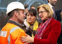 Mit der heutigen Durchschlagsfeier zeige man, dass man sich „mit Siebenmeilenstiefeln“ der Fertigstellung nähere, sagte Landeshauptfrau Johanna Mikl-Leitner und bedankte sich bei den Arbeitern des ÖBB Semmering Basistunnels für deren Einsatz, deren Arbeit auch große Gefahren und Risiken berge.