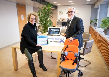 Bildungs-Landesrätin Christiane Teschl-Hofmeister mit Thomas Höbart, Leiter des NÖ Medienzentrums 