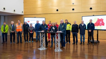 Landesfeuerwehrkommandant Dietmar Fahrafellner, Landeshauptfrau Johanna Mikl-Leitner und LH-Stellvertreter Stephan Pernkopf bei der Pressekonferenz im NÖ Landesfeuerwehrkommando.