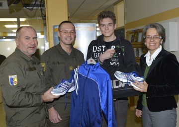 Die Stellungskommission als wichtiger Baustein der Gesundheitsvorsorge: Oberstleutnant Wilhelm Hauenschild, Leiter der NÖ Stellungskommission, Militärkommandant Brigadier Mag. Rudolf Striedinger, Markus Lintner, 444.444. Stellungspflichtiger in Niederösterreich, und Landesrätin Dr. Petra Bohuslav (v.l.n.r.)