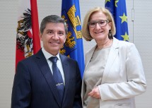 Juan Francisco Facetti (UNO IAEA; Botschafter Paraguay, Univ.-Prof. Chemie) mit Landeshauptfrau Johanna Mikl-Leitner.