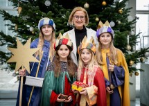 Die vier Mädchen Clara, Emilia, Johanna und Miriam sind gemeinsam mit 22.500 anderen Kindern in ganz Niederösterreich als Sternsingerinnern unterwegs, ihr erster Besuch führte sie zu Landeshauptfrau Johanna Mikl-Leitner.