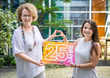 (v.l.n.r.) Jugend-Landesrätin Christiane Teschl-Hofmeister und Tamara Sedlmaier von der Jugend:info NÖ.