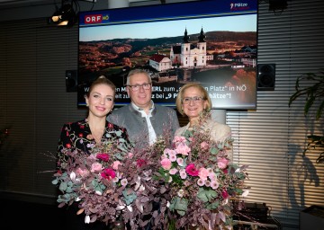 Beim festlichen Abend für Maria Taferl anlässlich des 2. Platzes bei „9 Plätze – 9 Schätze“: Landeshauptfrau Johanna Mikl-Leitner mit NÖ Landespatin Lidia Baich und Bürgermeister Martin Leopoldinger.