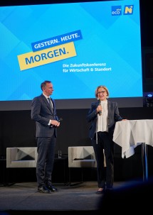 Landeshauptfrau Johanna Mikl-Leitner und Landesrat Jochen Danninger zeigten sich auf der Bühne im Conference Center Laxenburg überzeugt von einer starken Zukunft für den Wirtschaftsstandort Niederösterreich.