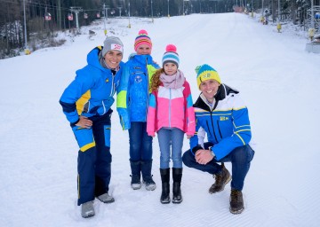 Michaela Dormeister und Landesrat Jochen Danninger mit jungen Wintersportfans.