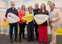 v.l.n.r. Andreas Leuthner vom Zeitpolster Team St. Pölten, die Leiterin der Telefonseelsorge Niederösterreich Dipl. Psych. univ. Ama Ramona Lovenson, Landeshauptfrau Johanna Mikl-Leitner, die beiden Keynote-Speaker Therapeut und Theologe Dr. Arnold Mettnitzer und Kulturanthropologin Bettina Ludwig  und Autor, Trainer, Vortragender, Moderator, PR-Berater und Selfness-Coach Dr. Manfred Greisinger beim dritten Symposium der Reihe „Kultur der guten Nachbarschaft“ der Kultur.Region.Niederösterreich