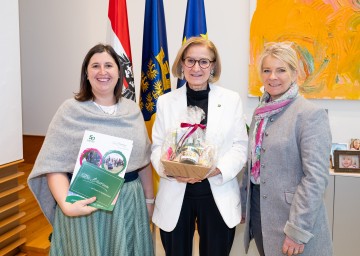 Landeshauptfrau Johanna Mikl-Leitner mit Landesbäuerin NÖ Irene Neumann-Hartberger (rechts) und Christine Habertheuer, Geschäftsführerin des Landesvereins.