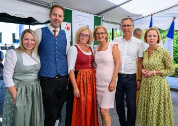 Landtagsabgeordnete Silke Dammerer, Kapellmeister Mathias Hobel, Musikvereins-Obfrau Sonja Mistelbauer, Nationalrat Georg Strasser und Bezirkshauptfrau Daniela Obleser (v.l.n.r.)