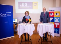 Landesrätin Christiane Teschl-Hofmeister und Heinz Faßmann, Präsident der Österreichischen Akademie der Wissenschaften, präsentierten die Initiative „Akademie im Klassenzimmer“, die im Juni 2026 in den Landesberufsschulen in Niederösterreich startet.