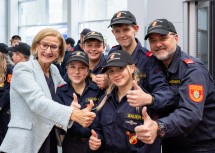 Landeshauptfrau Johanna Mikl-Leitner mit den freiwilligen Feuerwehrmännern und -frauen der FF Johannesberg.