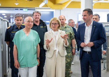 Bei der Krisenübung „SecMed 2026“ im UK St. Pölten (v.l.n.r.): Roland Scherscher (stv. Landespolizeidirektor und Übungsleiter), Christoph Hörmann (Leiter Klinische Abteilung für Anästhesie und Intensivmedizin), Josef Schmoll (GF Notruf NÖ), Landeshauptfrau Johanna Mikl-Leitner, Georg Härtinger (NÖ Militärkommandant) und Bernhard Kadlec (Finanzvorstand NÖ LGA).