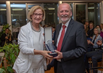 Landeshauptfrau Johanna Mikl-Leitner überreichte Günther Leichtfried den "Großen gläsernen Leopold" 