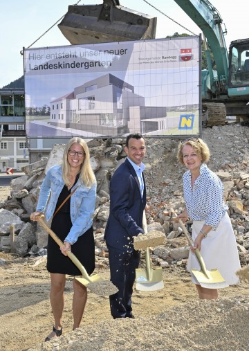 Kindergartenleiterin Sabine Kalteis, Bürgermeister Manfred Wieser und Familien-Landesrätin Christiane Teschl-Hofmeister (v.l.n.r.) 