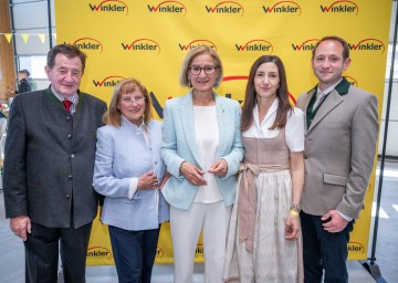 Bei der Eröffnung der Firmenerweiterung von Winkler Schulbedarf in Karlstetten (v.l.n.r.): Die Gründer Karl und Leopoldine Winkler, Landeshauptfrau Johanna Mikl-Leitner, die heutigen Geschäftsführer Maria und Karl Winkler.
