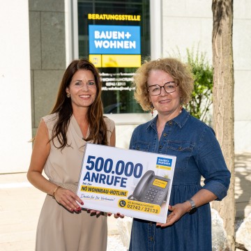 500.000 Anrufe bei der NÖ Wohnbau-Hotline: Marcela Reznickova von der NÖ Wohnbau-Hotline und Wohnbau-Landesrätin Christiane Teschl-Hofmeister.