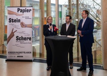 Landeshauptfrau Johanna Mikl-Leitner, Geschäftsführer Matthias Pacher und Bürgermeister Matthias Stadler bei der Eröffnung der Ausstellung „Papier, Stein, Schere – Materialien und Werkzeuge der Kunst“ im KinderKunstLabor St. Pölten (v.l.n.r.).