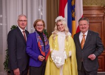 Rastenfelds Bürgermeister Gerhard Wandl, Landeshauptfrau Johanna Mikl-Leitner, Christkind Lena und Wiens Bürgermeister Michael Ludwig (v.l.n.r)