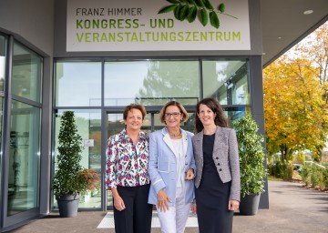 Eröffnung des Franz Himmer Kongress- und Veranstaltungszentrums des Moorheilbads Harbach mit Geschäftsführerin Karin Weißenböck, Landeshauptfrau Johanna Mikl-Leitner und Prokuristin Viktoria Magenschab (v.l.n.r.)
