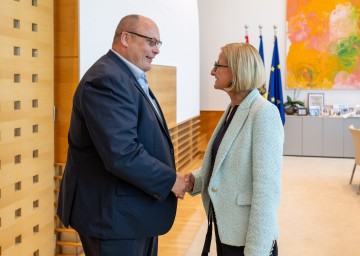 Landeshauptfrau Johanna Mikl-Leitner begrüßt Hannes Neuwirth, Zentralbehindertenvertrauensperson der Gesundheits- und Pflegezentren.