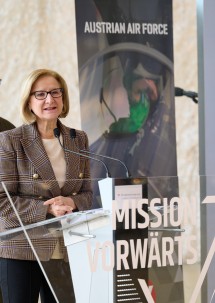 Landeshauptfrau Johanna Mikl-Leitner bei ihrer Festrede im Hangar im Fliegerhorst Brumowski.