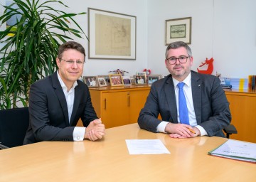 Steuerrechtsexperte Univ.-Prof. Daniel Varro und Finanzlandesrat Ludwig Schleritzko im Austausch.