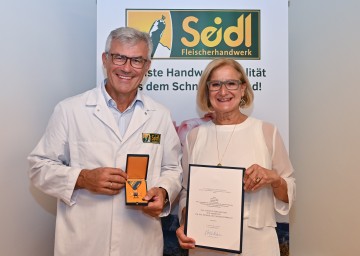  Landeshauptfrau Johanna Mikl-Leitner verlieh Fleischermeister Wolfgang Seidl das „Goldene Ehrenzeichen für Verdienste um das Bundesland Niederösterreich“.