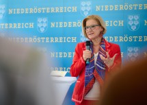 Landeshauptfrau Johanna Mikl-Leitner sprach über die Mitarbeiterbefragung.