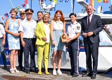 Bei der Schiffstaufe (v.l.n.r.): Nationalratsabgeordnete Martina Diesner-Wais, Leiter der Verkehrspolizei Willi Konrat , Landespolizeidirektor Franz Popp, Nationalratsabgeordneter Lukas Brandweiner, Landeshauptfrau Johanna Mikl-Leitner, Patin Veronika Aigner, Kontrollinspektorin Barbara Sorger (Kommandantin PI Mautern-Wasserpolizei) und Innenminister Gerhard Karner.