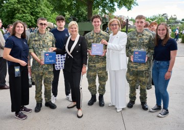 Landeshauptfrau Johanna Mikl-Leitner und Verteidigungsministerin Klaudia Tanner mit jungen Sammlerinnen und Sammlern für „Licht ins Dunkel“.