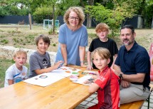 Familien-Landesrätin Christiane Teschl-Hofmeister und Bürgermeister der Marktgemeinde Markersdorf-Haindorf und Abgeordneter zum Nationalrat Friedrich Ofenauer mit Kindern der Ferienbetreuung.