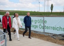 Bürgermeister Gerhard Weil, Landeshauptfrau Johanna Mikl-Leitner und OMV-CEO Alfred Stern am Weg zur Baustelle. 