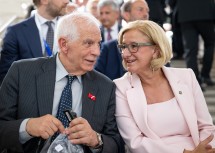 Landeshauptfrau Johanna Mikl-Leitner im Gespräch mit Josep Borrell Fontelles, dem im Rahmen des Europa-Forum Wachau der „Dr. Alois Mock Preis“ für sein Engagement für Europa verliehen wurde.