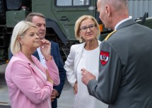 Verteidigungsministerin Klaudia Tanner, Wirtschaftskammer NÖ-Präsident Wolfgang Ecker, Landeshauptfrau Johanna Mikl-Leitner und Rüstungsdirektor Harald Vodosek im Gespräch (v.l.n.r.).