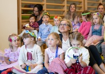 Gemeinsam mit den Kindergartenkindern besuchte Landeshauptfrau Johanna Mikl-Leitner auch die Musik-Mitmach-Show, die im Turnsaal des neuen Kindergartens für die Kleinen organisiert wurde.
