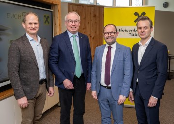 Pressegespräch zum 19. Raiffeisen Energiespartag in der Biogasanlage Fuchsluger in Aschbach-Markt mit Florian Fuchsluger, LH-Stv. Stephan Pernkopf, Georg Berger, Geschäftsleiter der Raiffeisenbank Ybbstal, und Martin Hauer, Vorstandsdirektor der Raiffeisenlandesbank NÖ-Wien (v.l.n.r.)