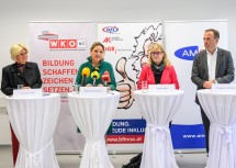 Bei der Pressekonferenz zur NÖ Lehrlingsoffensive im BFI Wr. Neustadt (v.l.n.r.): Alexandra Höfer, Direktor-Stellvertreterin WK NÖ, Landesrätin Susanne Rosenkranz, Sandra Kern, Landesgeschäftsführerin AMS NÖ, und Christian Farthofer, Direktor Stellvertreter der AK NÖ und Vorstandsvorsitzender des BFI NÖ.