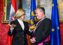 Landeshauptfrau Johanna Mikl-Leitner im Gespräch mit dem Propst des Stiftes Klosterneuburg, Anton Höslinger.