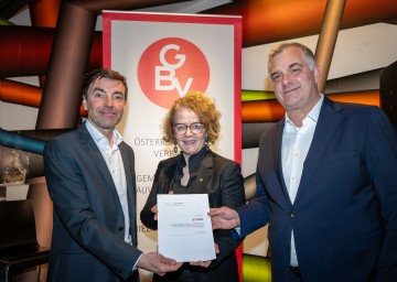 Im Bild von links nach rechts: Christian Rädler, Obmann der NÖ Landesgruppe der Gemeinnützigen Bauvereinigungen (GBV), Landesrätin Christiane Teschl-Hofmeister, und Mag. Dr. Wolfgang Schwarzbauer, Leiter des Forschungsbereichs regionale Wirtschaftspolitik und Außenwirtschaft bei Eco Austria, stellten die neue Studie: "Gemeinnütziger Wohnbau in Niederösterreich: Ökonomische Effekte" vor. 