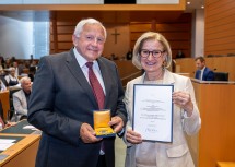 Johann Hell, Bürgermeister a.D. der Marktgemeinde Böheimkirchen, ehem. Mitglied des Vorstandes des Österreichischen Gewerkschaftsbundes - Landesorganisation NÖ, erhielt aus den Händen von Landeshauptfrau Johanna Mikl-Leitner das „Große Goldene Ehrenzeichen für Verdienste um das Bundesland Niederösterreich“
