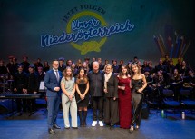 Feier zum 25- bzw. 40-jährigen Dienstjubiläum von insgesamt über 500 Landeslehrerinnen und -lehrern im Festspielhaus St. Pölten: (v.l.) Landeshauptfrau Johanna Mikl-Leitner, Bildungsdirektor Karl Fritthum und die BORG Big Band Krems unter der Leitung von Christof Gigacher, die den Festakt musikalisch gestaltete.