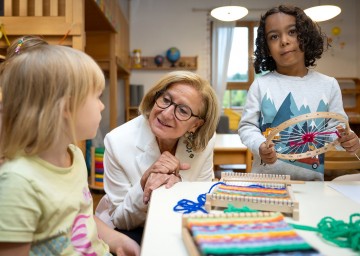 Landeshauptfrau Johanna Mikl-Leitner mit Kindern bei der Eröffnung des Kindergarten-Zubaus in Perchtoldsdorf. 