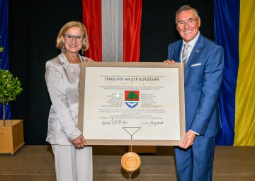 Landeshauptfrau Johanna Mikl-Leitner und Bürgermeister Ludwig Deltl mit der Stadterhebungsurkunde.