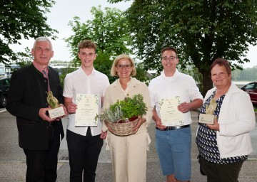 (v.l.n.r.): Direktor der Gartenbauschule Langenlois Franz Fuger, Emil Obetzhauser, Landeshauptfrau Johanna Mikl-Leitner, Jürgen Piller und Lehrerin Ricarda Öllerer freuen sich über den Europameister-Titel.